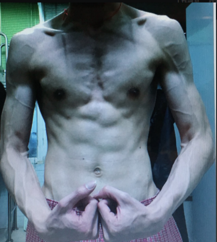 Jason You - 以前還沒訓練之前 大概50公斤完全是皮包骨 看起來很不健康很瘦弱
