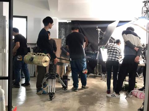 采邑動態影像工作室 - 棚內戲劇演出,依據腳本分鏡,只拍十分鐘但是要準備三小時費時又費工,就是要呈現的感覺。 采邑動態影像工作室 - 棚內戲劇演出,依據腳本分鏡,只拍十分鐘但是要準備三小時費時又費工,就是要呈現的感覺。