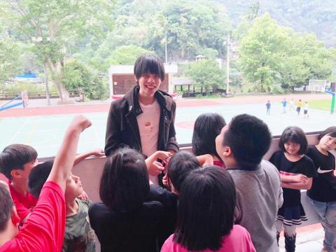 XUAN (炫) - 課程結束後，學生仍蜂擁而上的想再看表演呢～