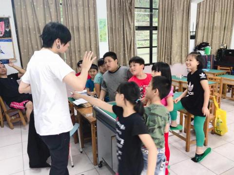 XUAN (炫) - 位於山區的一間小學，喔對了 我也是原住民唷～
為了將魔術也帶到偏鄉，自己自費買道具並拜託學校的老師讓我免費教～
為的是讓原鄉小朋友們都能感受到魔法的神奇，也謝謝新竹-桃山國小 給我的體驗 ♥