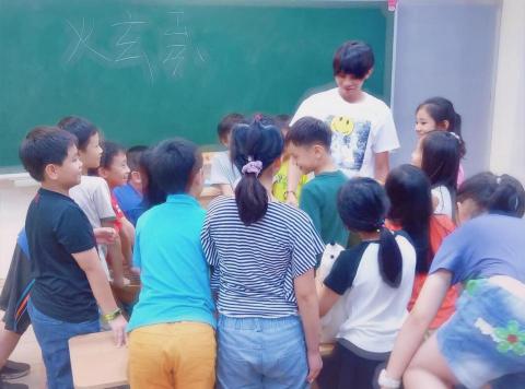 XUAN (炫) - 新竹-竹北康乃薾雙語學校的社團課～被一群小朋友圍住然後表演神奇魔法時，真的會讓我忘記時間呢 ^v^