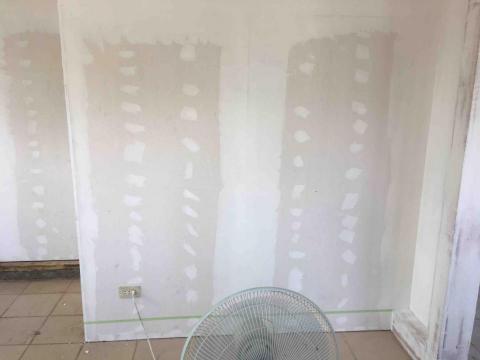 世華工程行 - 油漆批土施工中