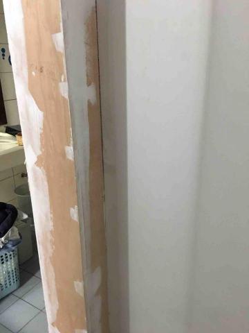 世華工程行 - 油漆門斗批土施工中