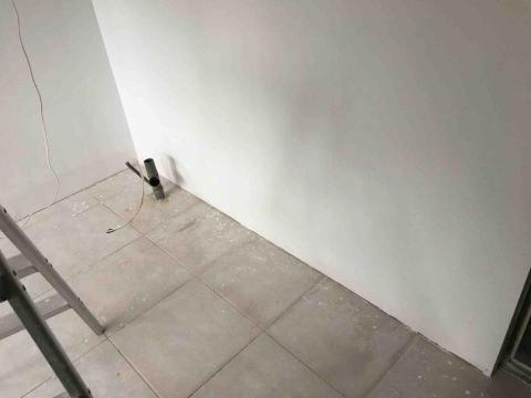 世華工程行 - 油漆批土施工中