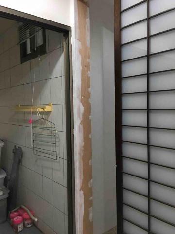 世華工程行 - 油漆門斗批土施工中