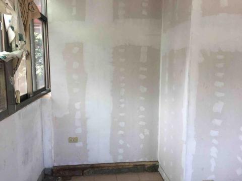 世華工程行 - 油漆批土施工中