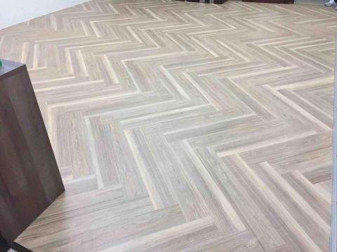 個人工作室 - 木紋塑膠地磚人字貼