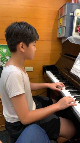 Michelle wang - 喜歡古典曲的哥哥 從不會看譜到會看譜彈曲子只有幾個月很快就上手
