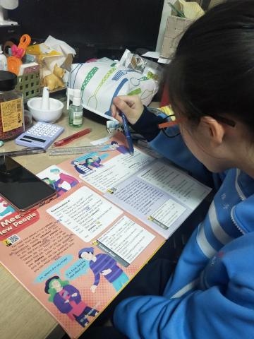 Mika 英文家教一對一💕一對二 - 國小到國中是完全不同的英文學習方式，先苦後樂，日後英文學習起來才會既輕鬆又愉快唷！