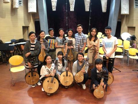 Winni老師音樂教學 - 不僅是國樂團，彈撥樂團也是我擅長等演奏領域，近年來也幫彈撥樂團寫了一些作品。