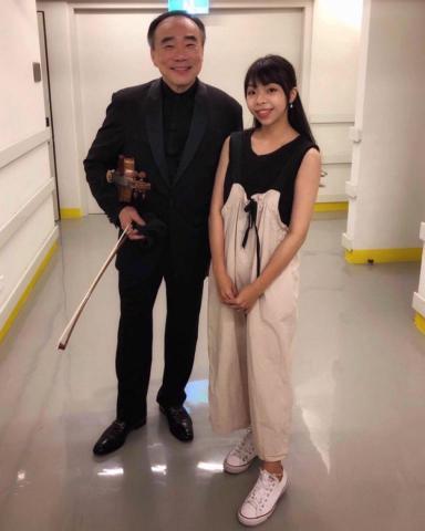Winni老師音樂教學 - 此照片為2019/9時與國際知名小提琴演奏家林昭亮大師的合影，平時也接了許多專業樂團的演出，這場演出為台灣愛樂民族管弦樂團的合作。