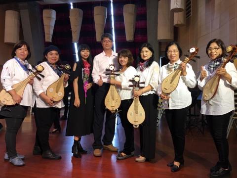 Winni老師音樂教學 - 此照片為我於柳琴教學上非常不一樣的學習客群，這群熱血的阿姨們非常喜愛上課時的學習。