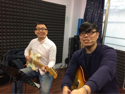 JJ吉他教室 - 新郎學生來彩排婚禮場表演 JJ吉他教室 - 新郎學生來彩排婚禮場表演