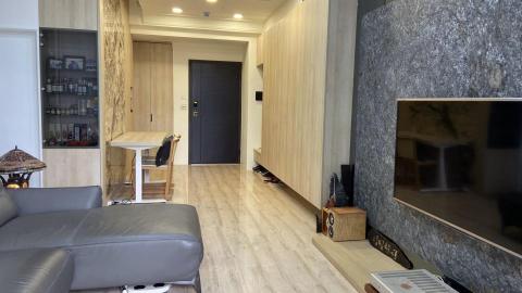 洋葱 - 19坪2房，現代混搭風格玄關及電視牆