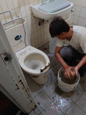 李逸羣 - 馬桶更換施工