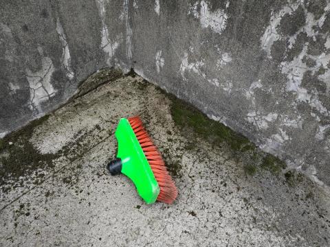 賴克明防水防漏 - 施工中/牆面粉層及地面青苔處理