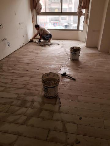 宅修網有限公司 - 舖設木紋磚