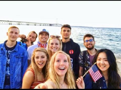 吳凡萱 - 在美國密西根和來自世界各國的友人合照@Mackinac Island