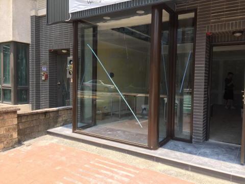 鋁門窗玻璃工程 • - 楊梅 新農街 英文補習班 案件