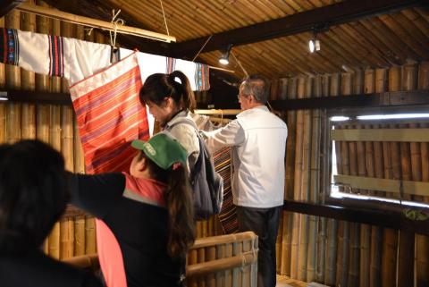 Debby  - 協助原住民族行政局局長完成陳設