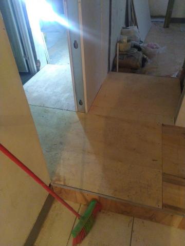 小胖 - 架高木地板