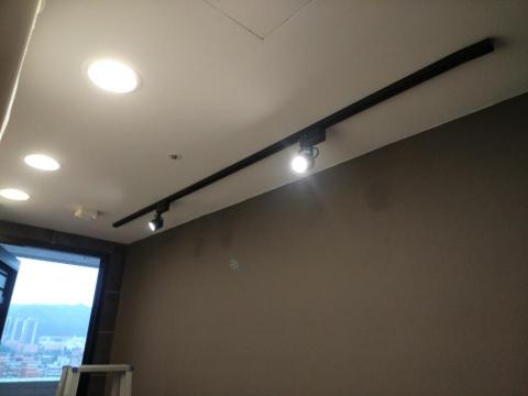 許棋祥 - 廚房一字型軌道燈安裝