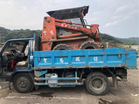 永澤環保廢棄物處理 - 山貓鏟機配合清運垃圾