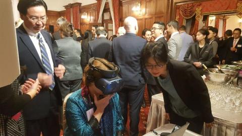 楊玉婷 - 赴外交部接待AIT貴賓，展示影片成果，旁為外交部長吳釗燮