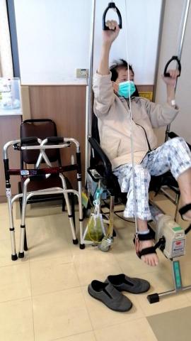佳恩全方位照顧社 - 4.醫院帶復健訓練。