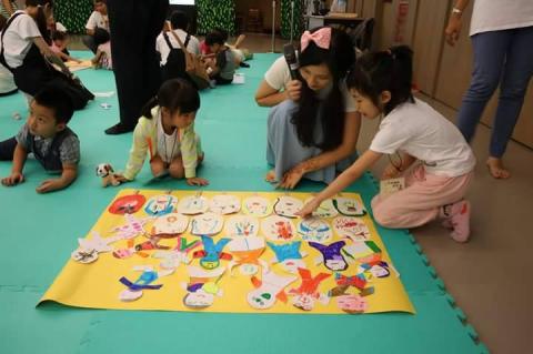 寶寶老師 - <幼兒營隊-營隊課程師資與主持>
聆聽孩子創作後的分享 寶寶老師 - <幼兒營隊-營隊課程師資與主持>
聆聽孩子創作後的分享