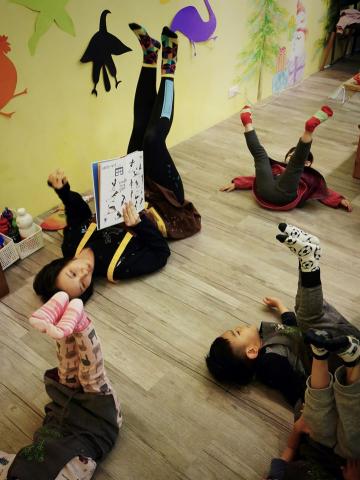 寶寶老師 - <幼兒主題塗鴉課>
創作前,用繪本結合創意遊戲引導孩子進入想像的世界 寶寶老師 - <幼兒主題塗鴉課>
創作前,用繪本結合創意遊戲引導孩子進入想像的世界