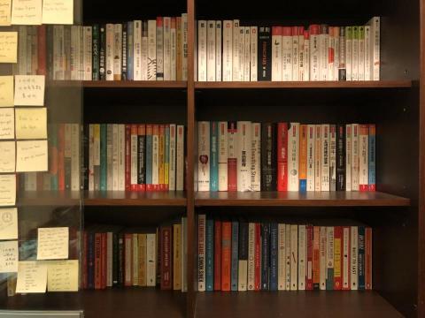 柯林 - 品牌的背後，是整個商業大廈
商業的背後，是滿滿的心理學、社會學、經濟學、傳播學，擁有大量的知識庫，才能提供您專業的服務