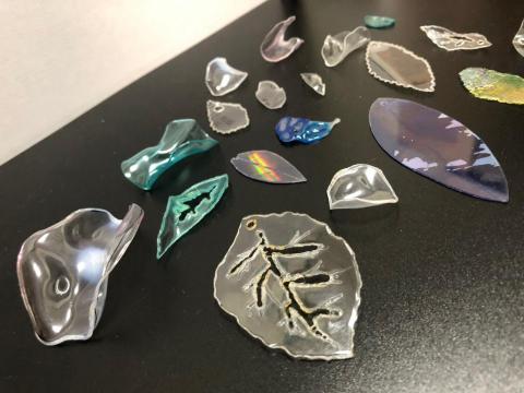 張瑀庭 - 畢業展 - 樣品試做
材料:寶特瓶.CD片.葉子.UC膠.指甲油