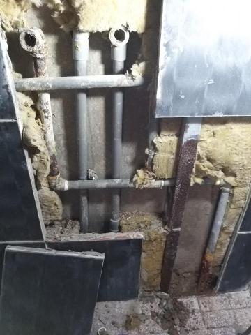 辰杰水電工程行 - 抓漏，熱水鐵管生鏽（出水牆口未封確實，長期水氣導致鐵管繡蝕）