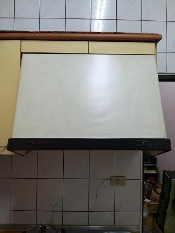 辰杰水電工程行 - 古董抽油煙機（業主阿姨的嫁妝），由於沒有同樣型號可更換，所以拆除下來用化學清潔劑清洗完，安裝原位（阿姨很開心）