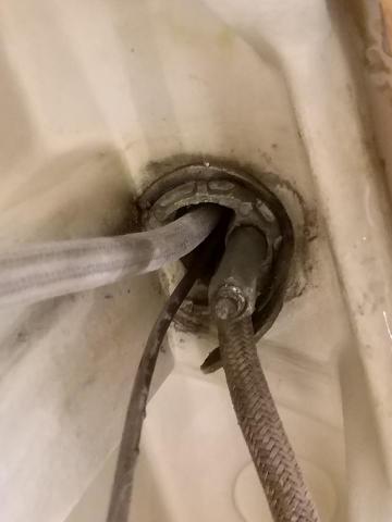 辰杰水電工程行 - 面盆龍頭（年份已久客戶需求更換），面盆也有裂痕一起更換