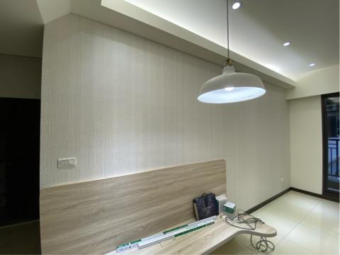 莊坤龍 - 沙發背牆，銀色花紋壁紙帶點閃色