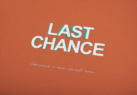 RAHI DESIGN瑞海設計 - ast Chance自媒體的服飾品牌，設計上希望給予大眾親切且溫暖的品牌感受，Logo設計上採用跳色的方式呈現，象徵自媒體跳脫框架追尋自我意識的形象。橘棕色的選用搭配於白色明亮空間更顯設計創意且出眾。