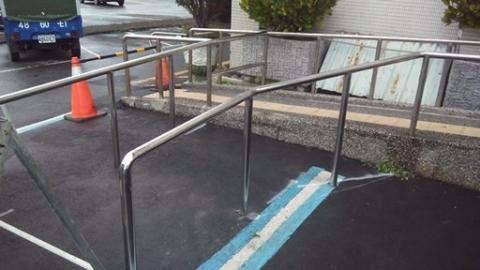 由承富企業社 - 士林監理站無障礙扶手