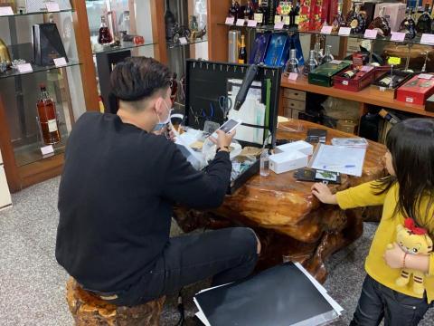 LovePhone 行動3c館-現場維修/無卡分期/門號諮詢 - 行動包膜