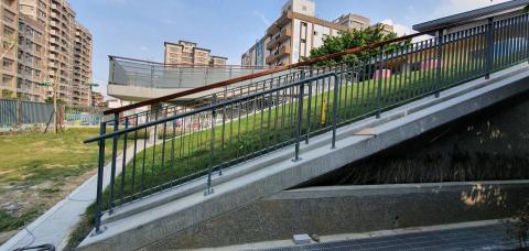 創逸金屬 - 新和國小欄杆