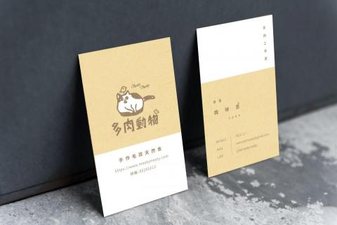 阿薰 - 多肉動物是經營寵物食品業，業主希望LOGO設計可愛、有點手繪風，並呈現營養豐富的感覺。因此設計時用一隻肉滿出鍋子的胖貓讓人聯想到把自家寵物餵得肥肥美美的滿足感。
名片設計部分業主喜歡讓人看著舒服的顏色，因此使用帶灰度的淡色系進行排版。