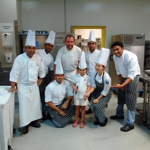 趙文榛 Greta - 在甜點房實習時與主廚還有同事拍照
溝通都是用英文