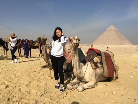 趙文榛 Greta - 實習時與朋友至埃及走訪
看到金字塔，仿佛能感受千年前的繁榮，感慨的是卻在現代風化，路上盡可看到極度窮苦生活的人民
古埃及的風采只有親眼看過才了解
＂人類畏懼時間，而時間懼怕金字塔＂
