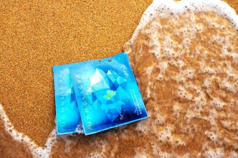 蘇菲亞設計工作室 - 面膜包裝設計｜產品為「海洋桂花膠原面膜」其主要成分醣蛋白是極具保濕效果，在非常寒冷的環境下也可以完整保存，因此設計概念已冰層中包覆者桂花，整體呈現出海洋感，讓你的肌膚接受醣蛋白的保護。
