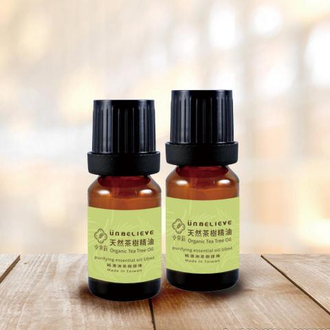 蘇菲亞設計工作室 - 茶樹精油包裝設計｜以清新舒爽的果綠色作為基底，搭配上數目的咖啡色系字樣，底紋搭配茶樹剪影，讓整體包裝清新舒爽。