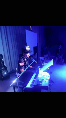 提供唱歌服務的專家大煙斗