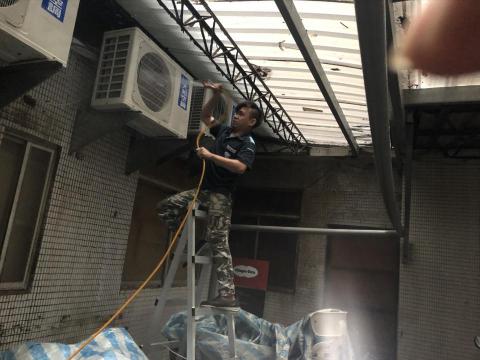 鴻翔水電冷氣 - 室外機清洗