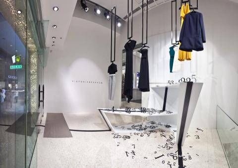 kai - Victoria Beckham櫥窗設計
服裝品牌VB進駐香港的Joyce服飾店，為了媒體活動特別設計了一個櫥窗。