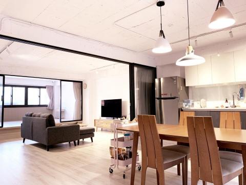 kai - W Flat
在台中的住家室內設計。40年的老房子，30年的裝潢全部砍掉重練。